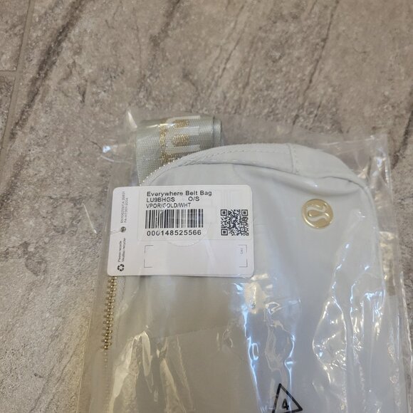 Lululemon Everywhere Belt Bag 1L Woodmark Color: White Opal/Raw Linen/Wh… - Picture 4 of 6